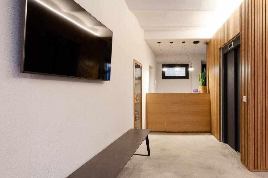 Velo Vern 3 Luxury Penthouse W Views Of City Wall 赫罗纳 外观 照片
